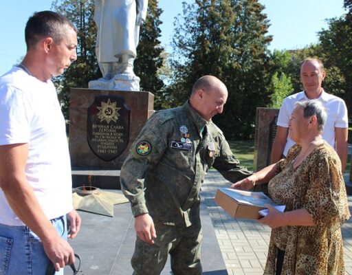 В Жуковке передали медальон героя Великой Отечественной войны родственникам