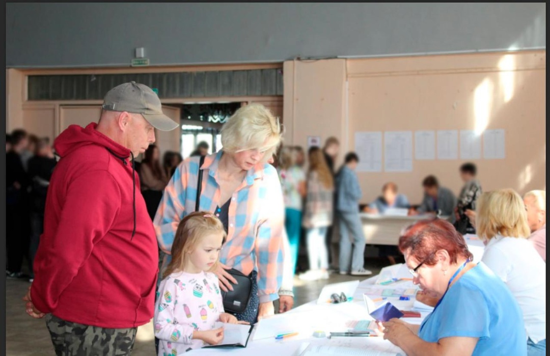 Жители Карачевского района приходят на выборы семьями