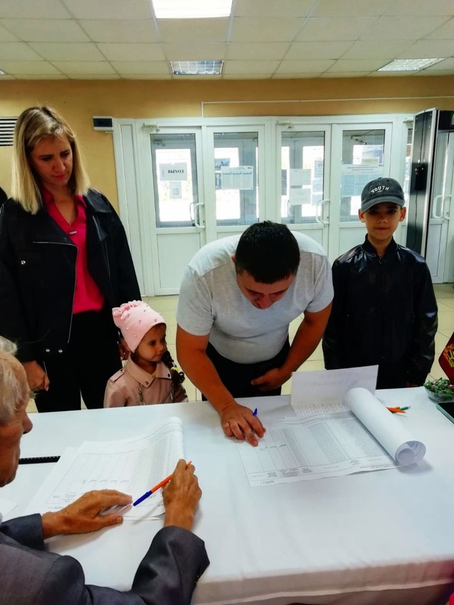 Молодая семья проголосовала на одном из избирательных участков города Карачева