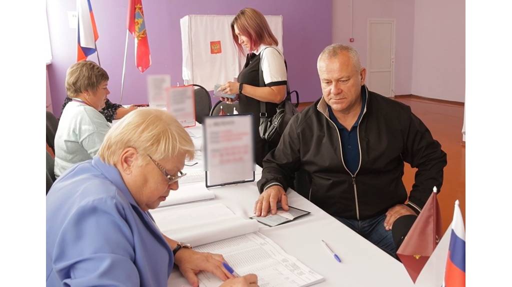 Спикер Брянской облдумы Валентин Суббот проголосовал