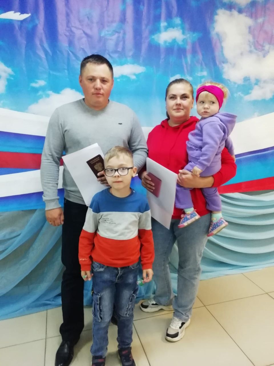 Жители Карачевского района приходят на выборы вместе с детьми