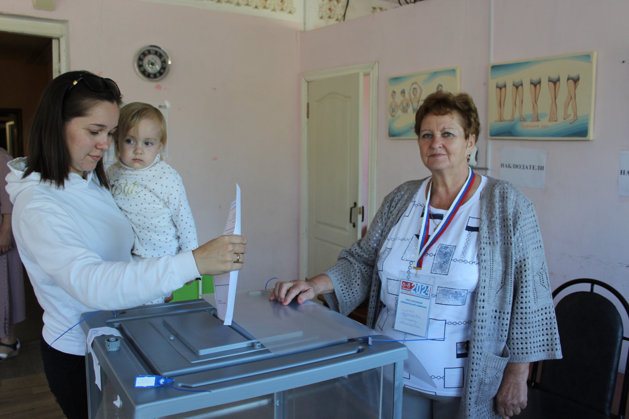 На избирательный участок жительница Карачева пришла вместе с ребенком