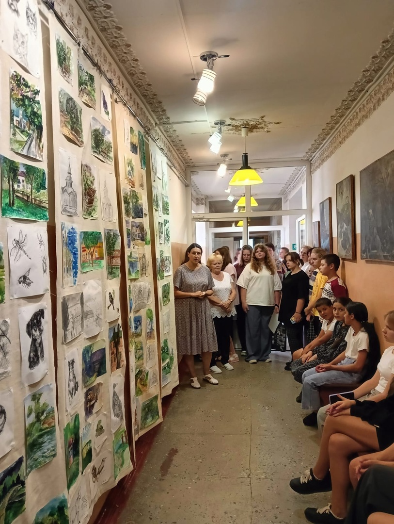 В Карачеве в ДШИ открылась выставка плэнерных работ