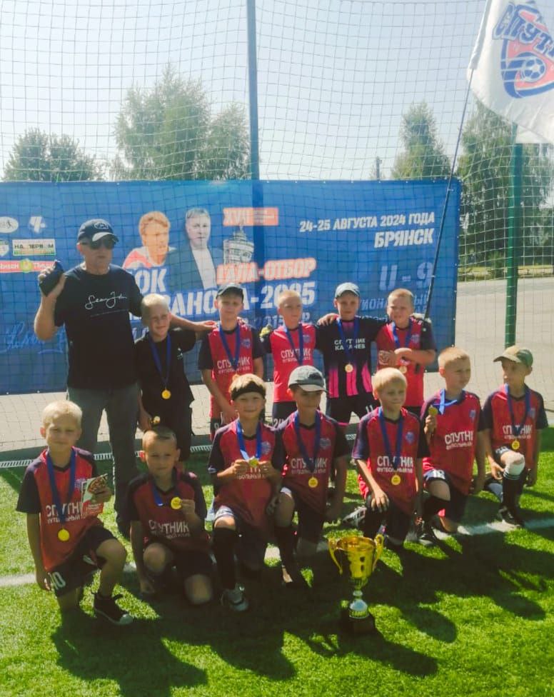 Карачевский тренер   Марченков готовит  юных футбольных звездочек