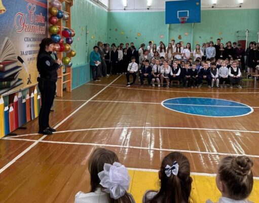 Автоинспекторы из брянского Стародуба поздравили учителей с профессиональным праздником