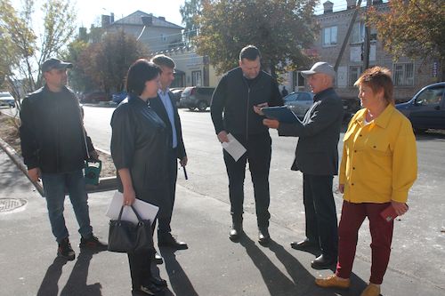 В Карачеве  проинспектировали ремонт проезжей части и тротуаров по улице Советской