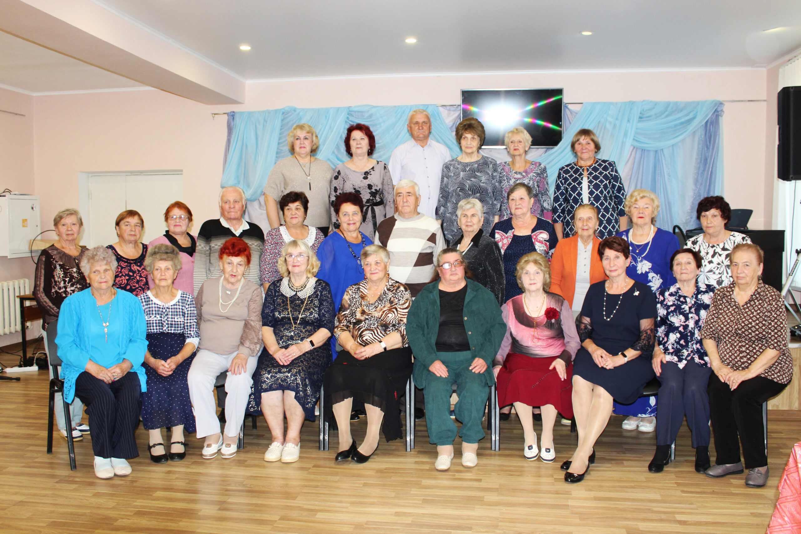 С Днём учителя поздравили ветеранов-педагогов Карачевского района