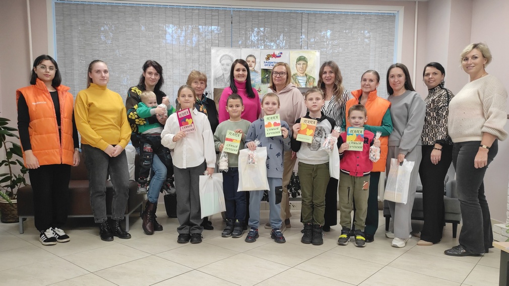 Брянские дети   участников СВО изготовили  для своих пап открытки ко Дню отца