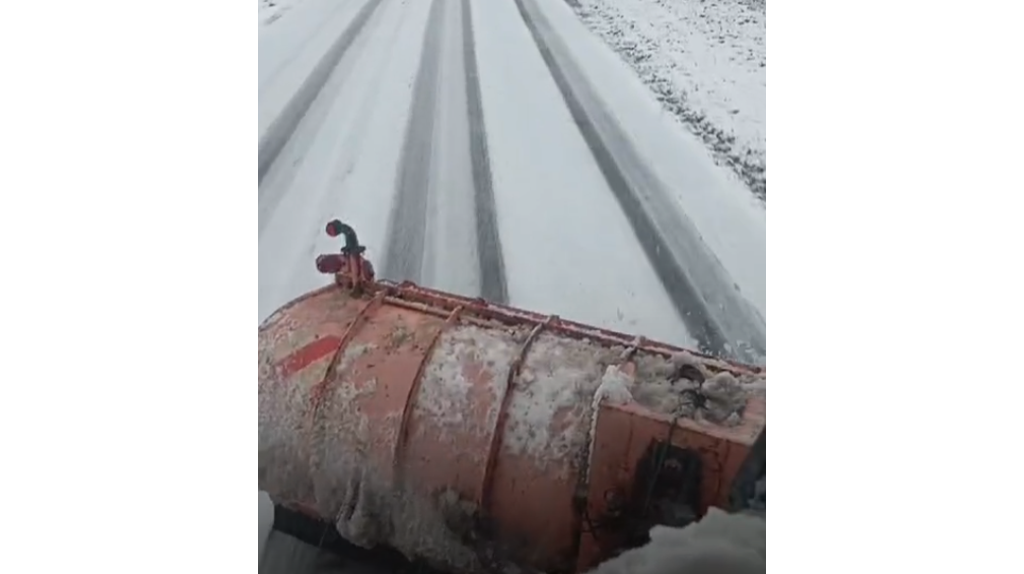 В Карачевском районе расчищают дороги от снега