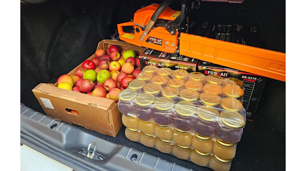 Брянская областная библиотека отправила участникам СВО яблоки,  мед  и бензопилы