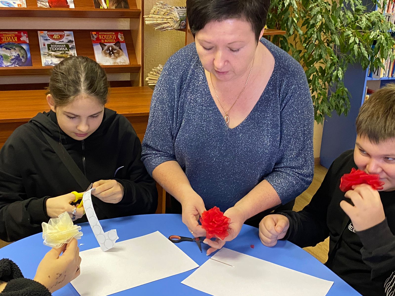 В Трыковской сельской библиотеке прошел мастер-класс по изготовлению подарка для мамы