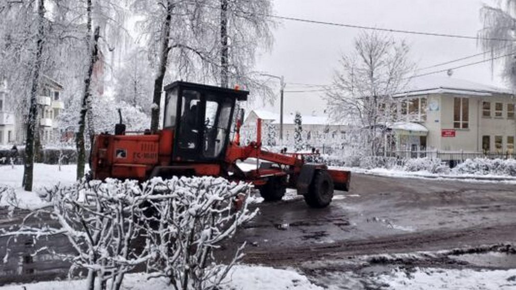 В Брянской области активно продолжают очищать дороги от снега