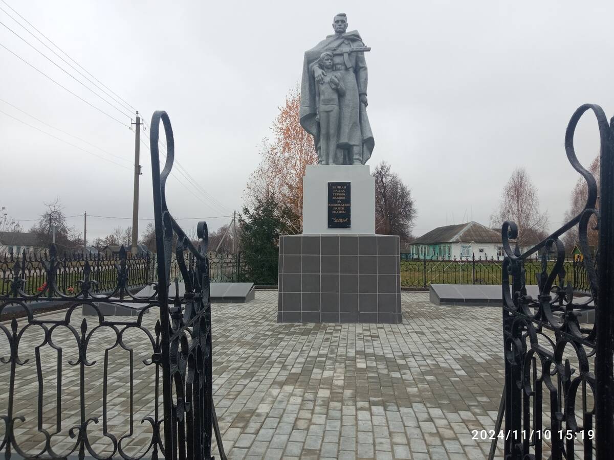В  брянском посёлке Климово благоустраивают памятные места