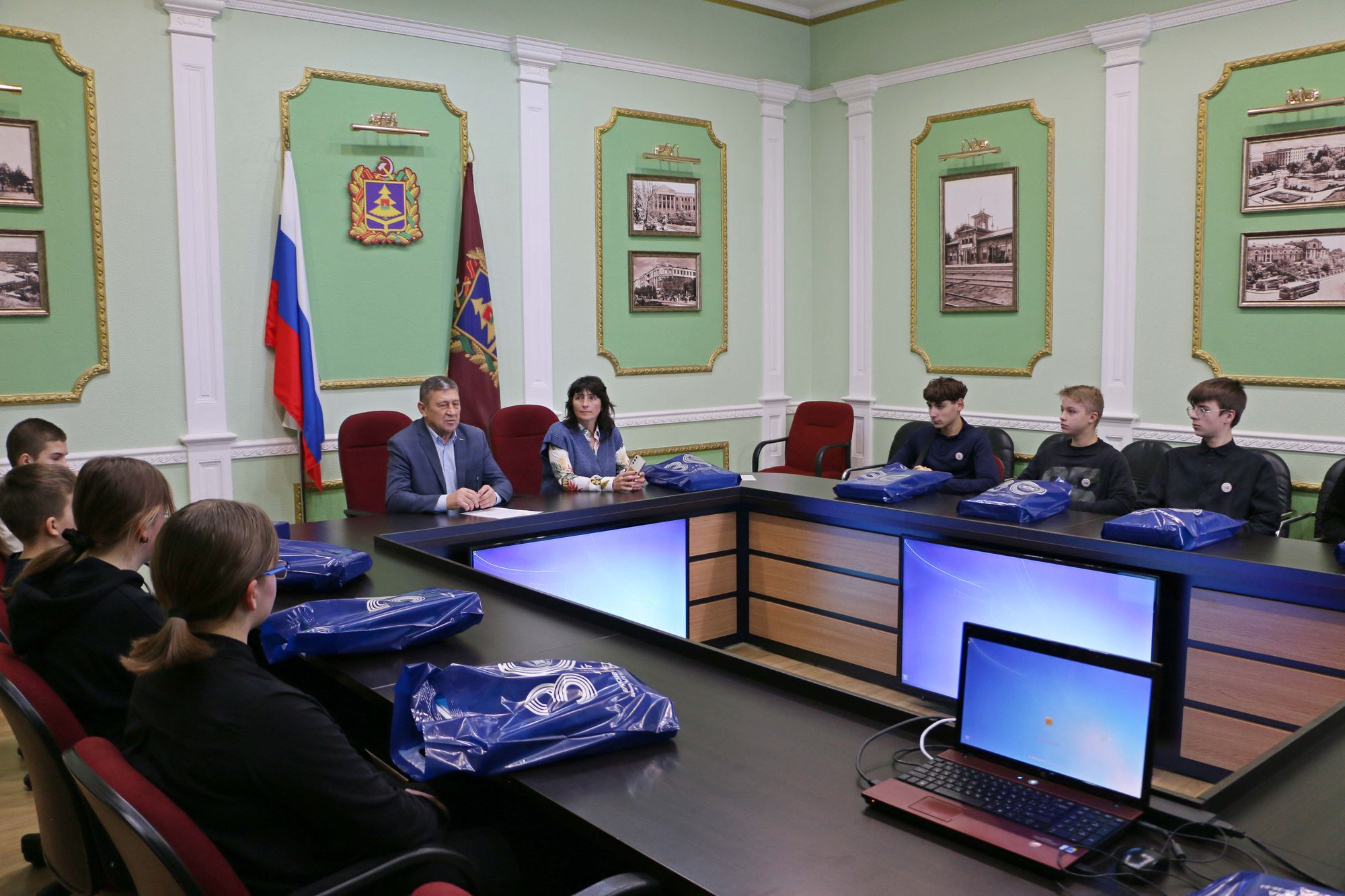 Депутаты Брянской областной Думы проводят для школьников патриотические уроки