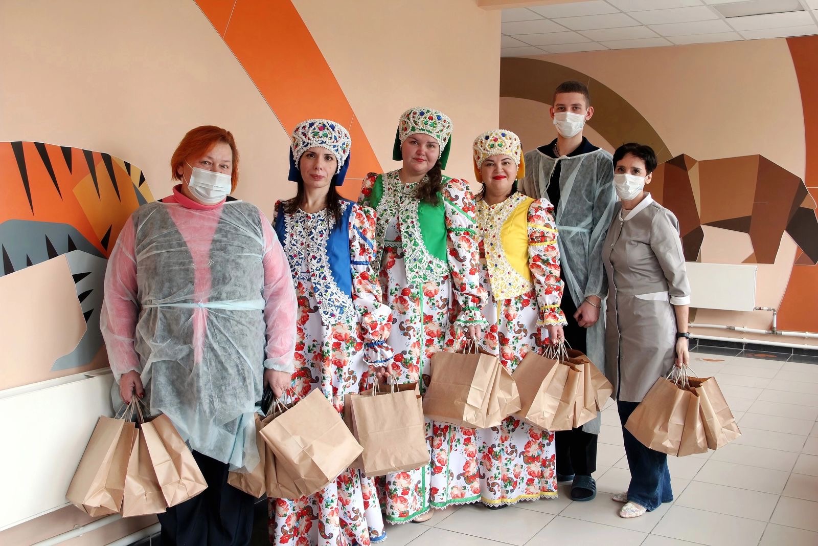 Карачевский народный ансамбль русской песни «Берегиня» выступил в областном детском онкогематологическом  центре