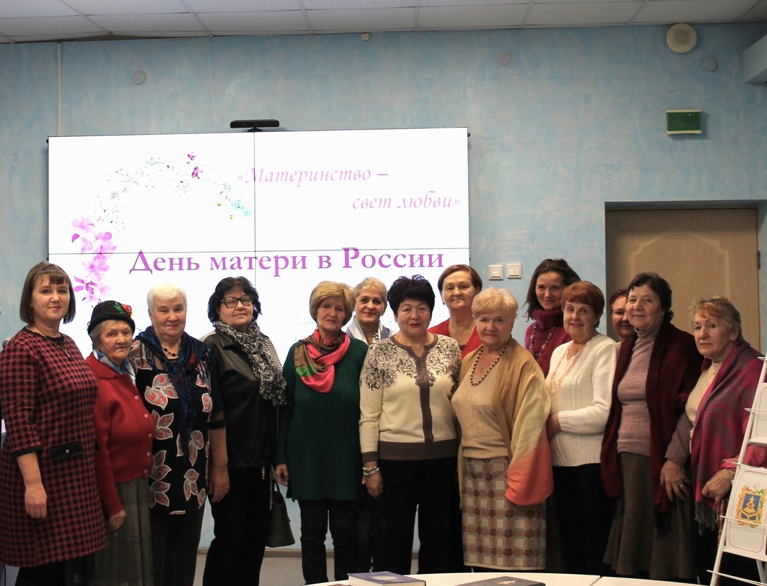 В карачевской районной библиотеке прошел литературно-поэтический час «Материнство — свет любви»