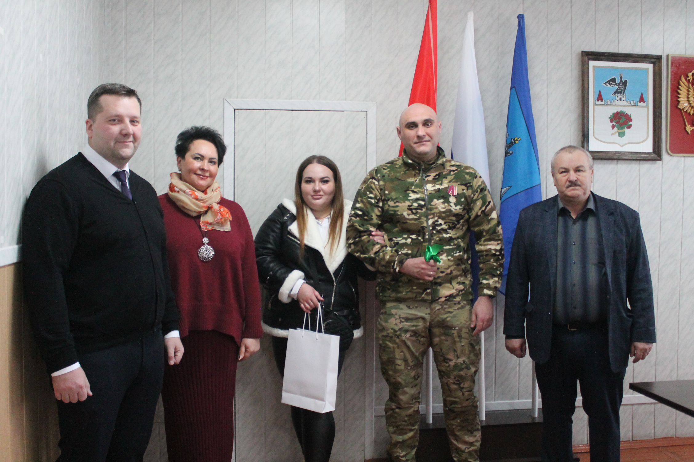 В Карачеве торжественно вручили ключи от квартир детям-сиротам