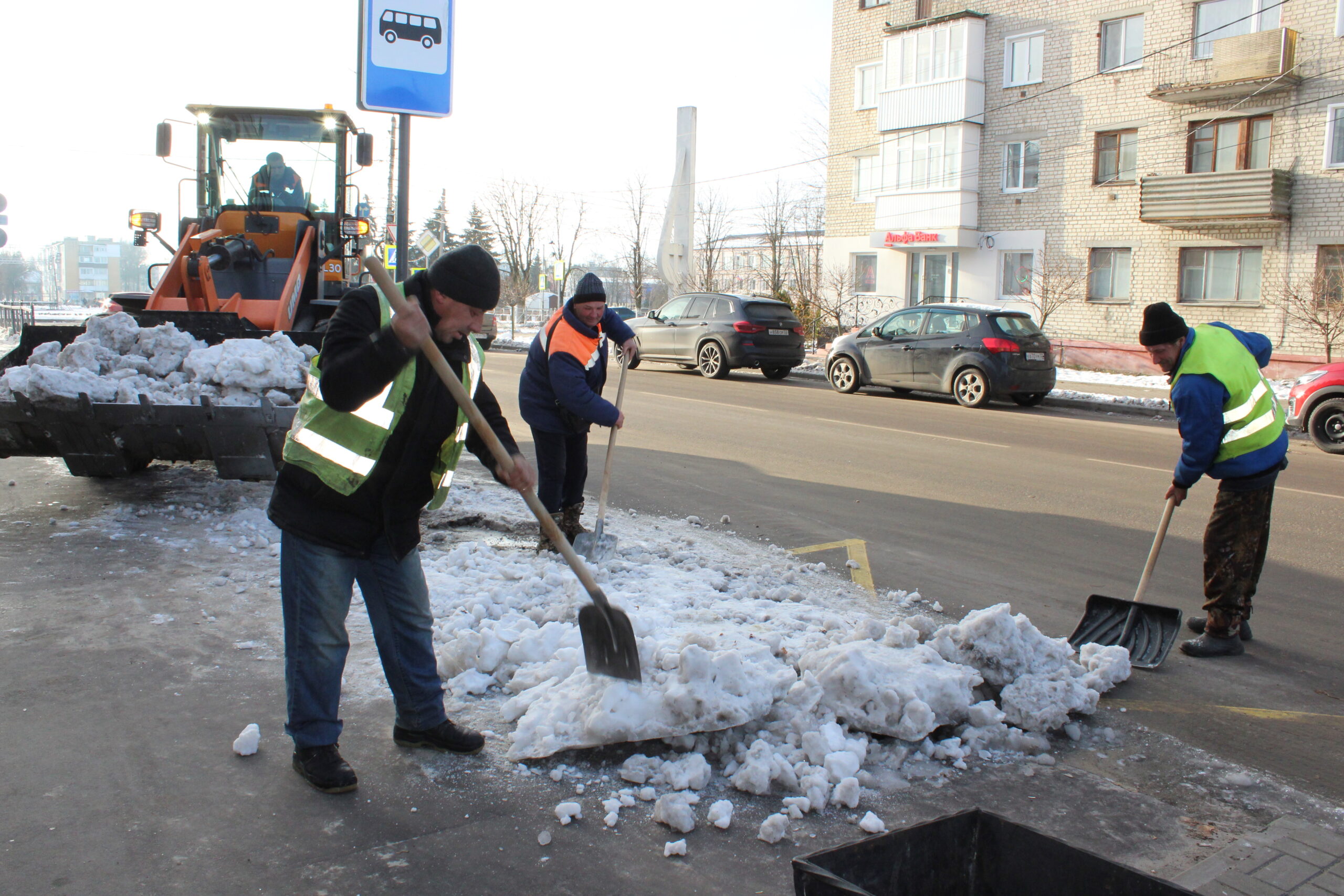 В Карачеве продолжается очистка и обработка дорог от снега