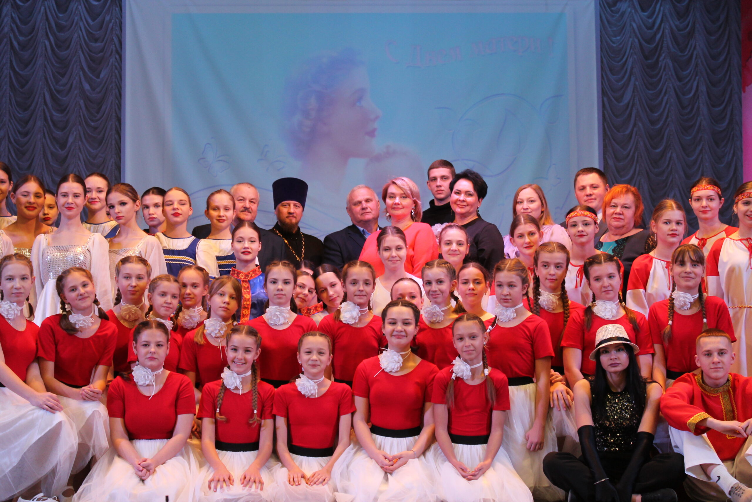 В Карачеве прошел концерт, посвященный Дню матери