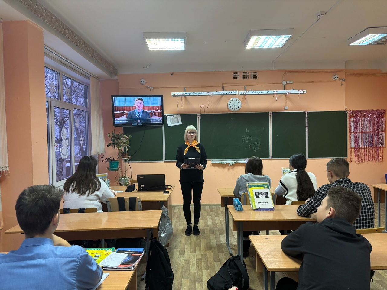 Для учащихся школы им. С.М.Кирова провели урок из цикла «Разговоры о важном»