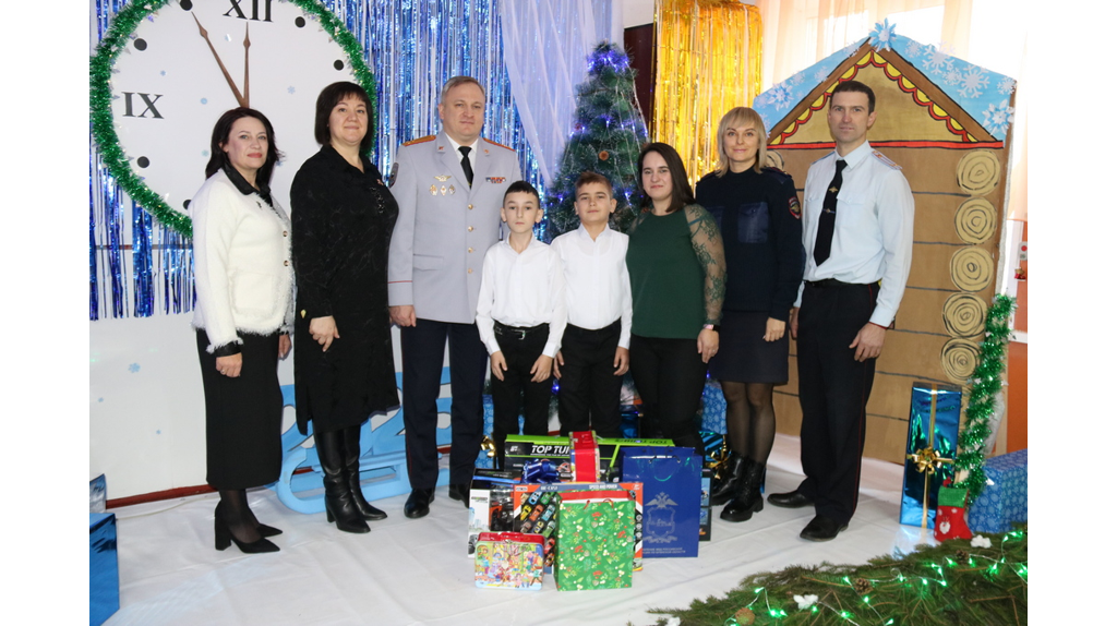 Начальник УМВД по Брянской области исполнил желание мальчика из Комаричского района