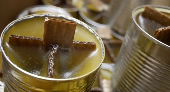 Ольга Игнаткина из Хацуни Брянской области дома варит блиндажные свечи для бойцов СВО