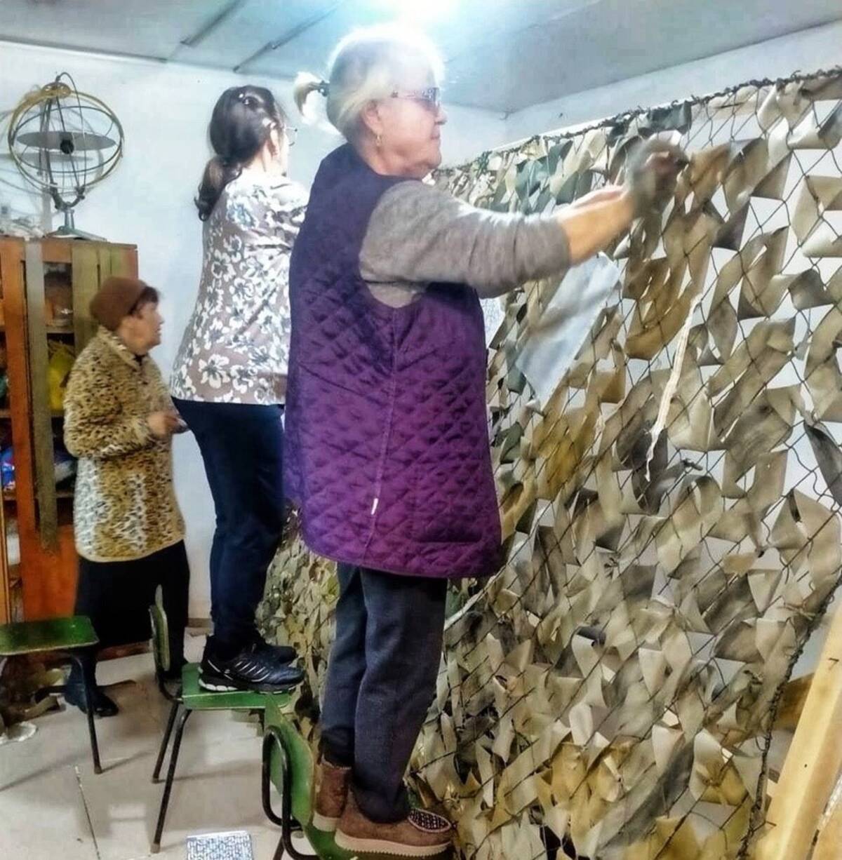 Жительницы брянского Стародуба плетут маскировочные сети для военных