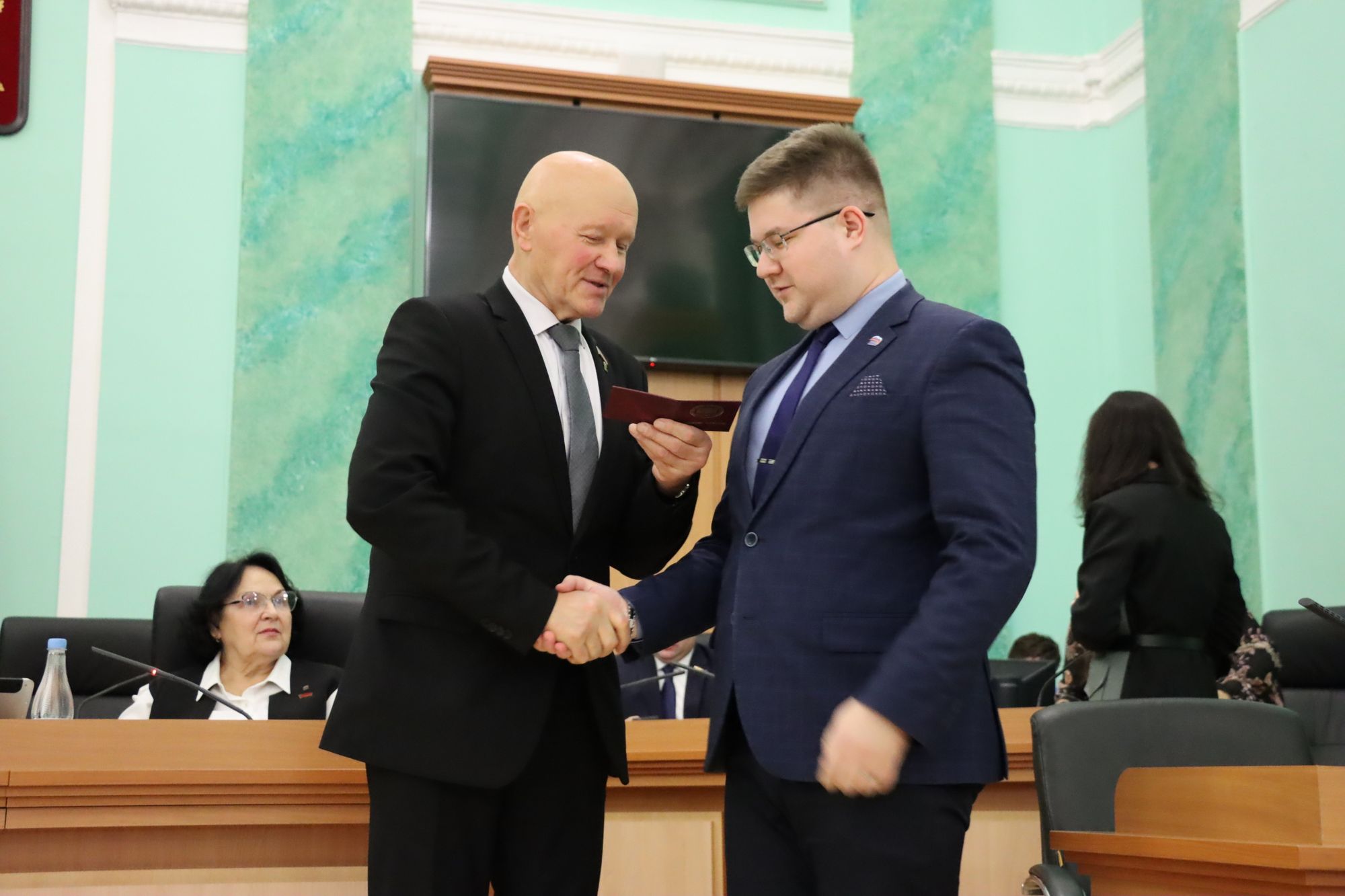 Членам Молодежного парламента Брянской области VIII созыва вручили удостоверения