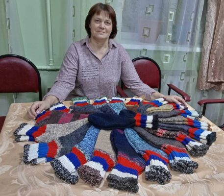 Мастерицы из брянского Погара подготовили участникам СВО теплые подарки