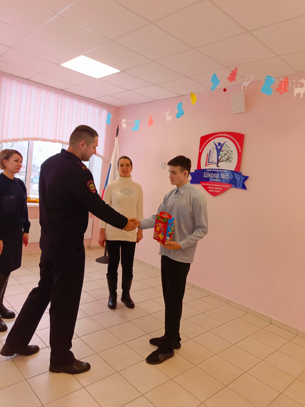 Полицейские Карачевского района провели конкурс для детей «Новогодняя игрушка»