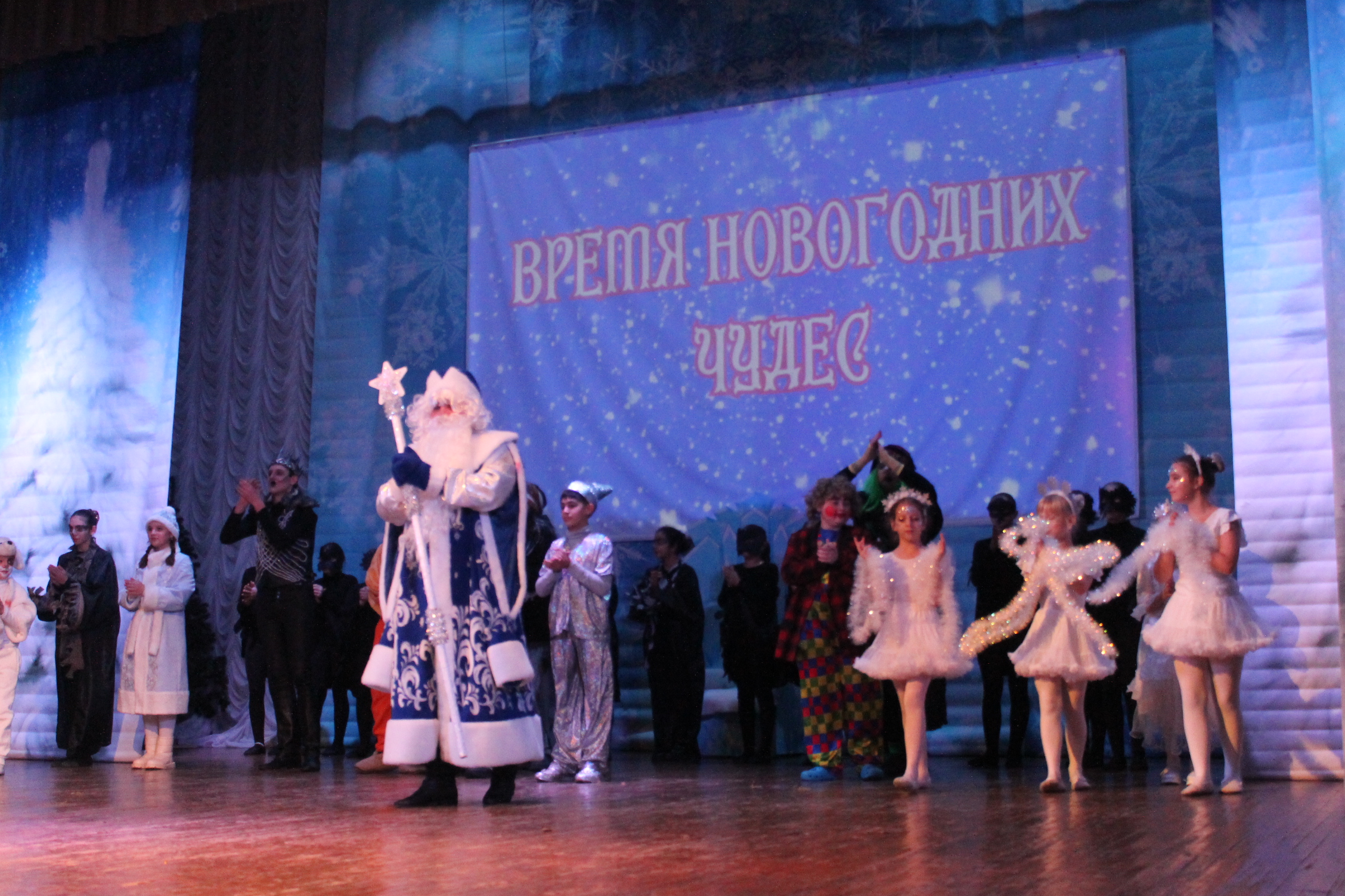 В Карачевском РДК состоялся детский новогодний спектакль