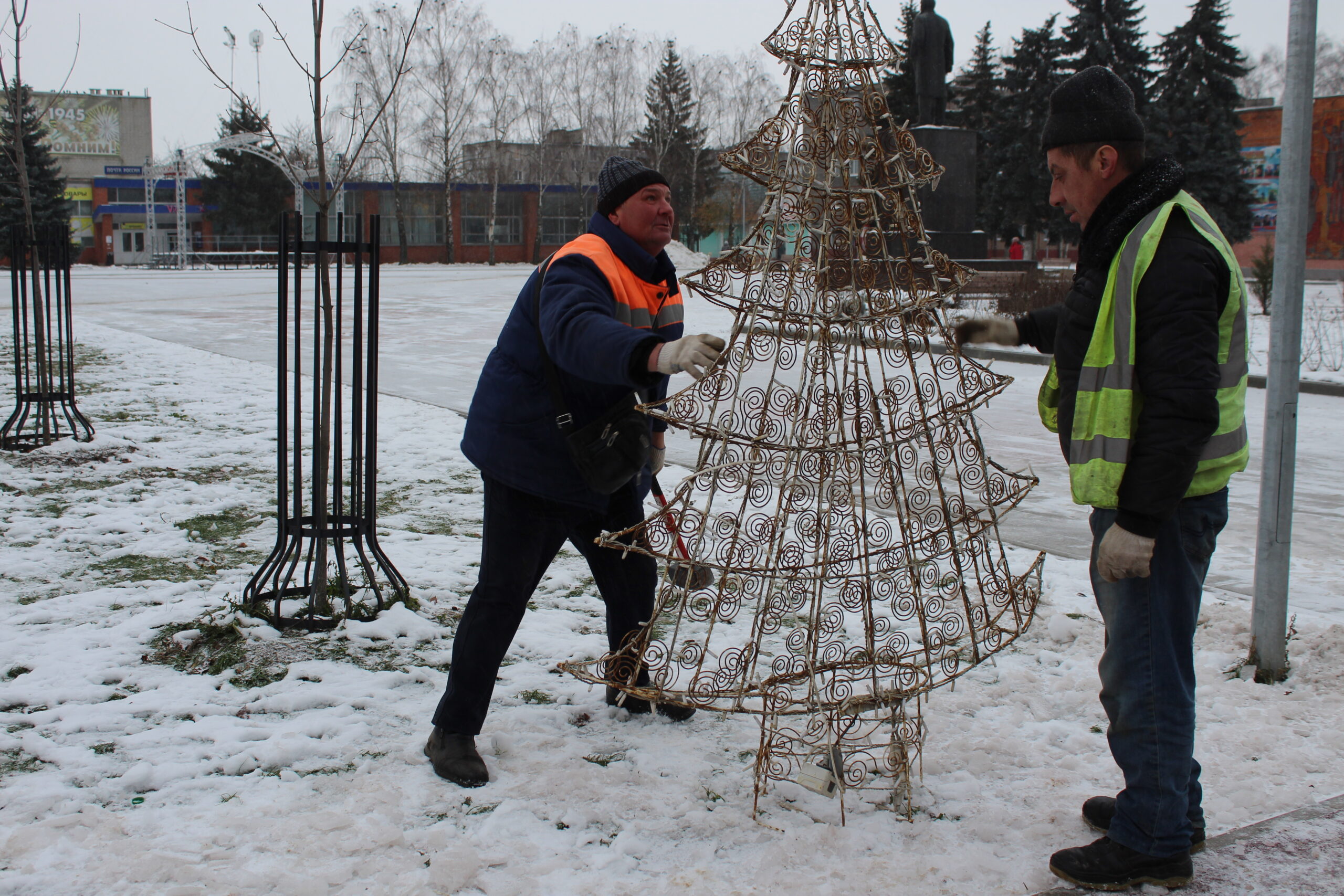 В Карачеве приступили к украшению города к новогодним праздникам