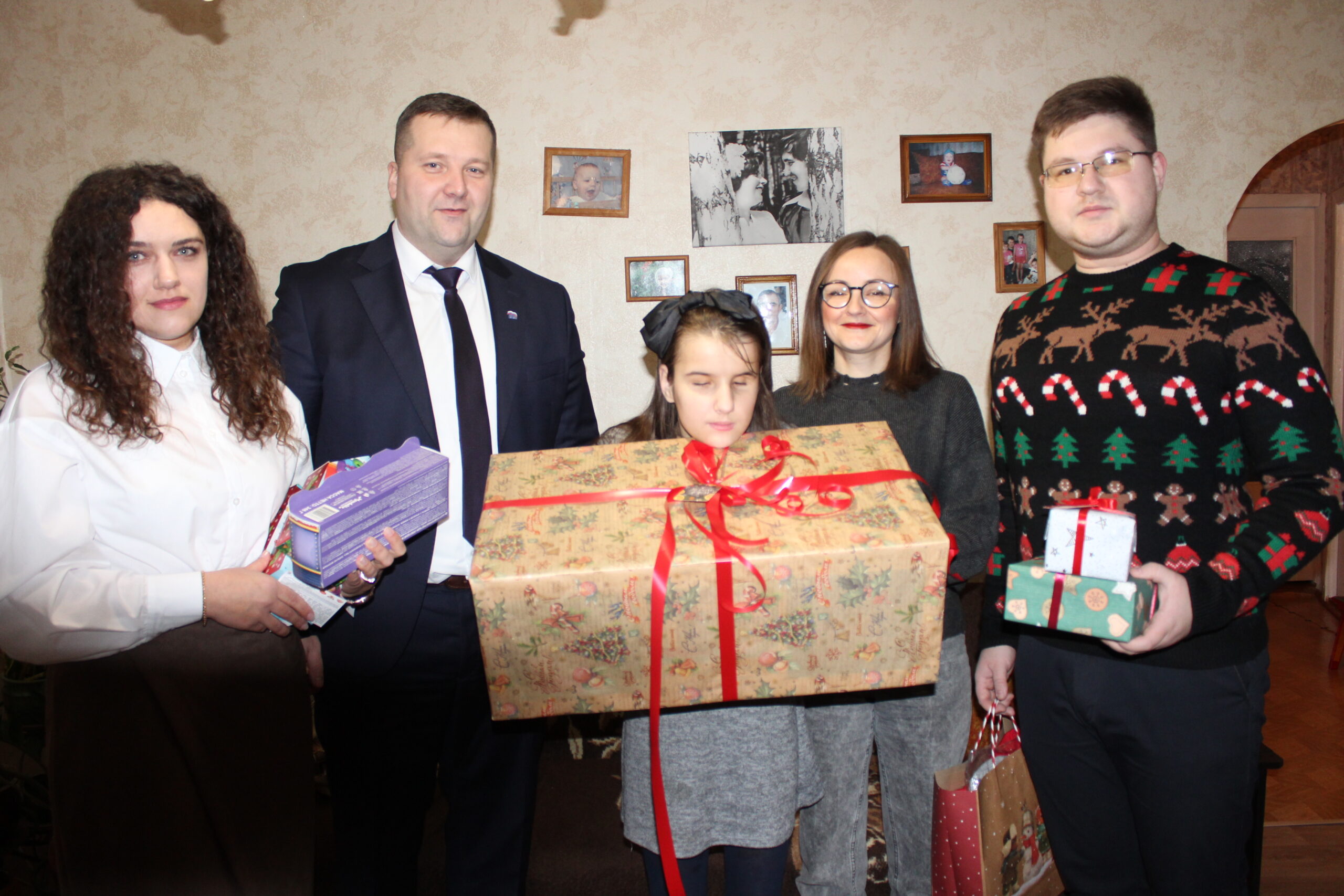 Глава администрации Карачевского района Руслан Егоров принял участие во Всероссийской акции «Елка желаний»