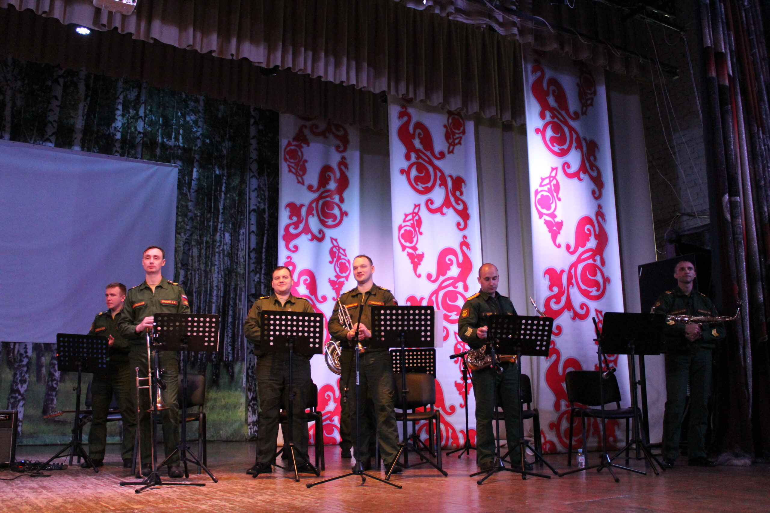 Военный оркестр г. Брянска поздравил карачевцев с наступающим Новым годом