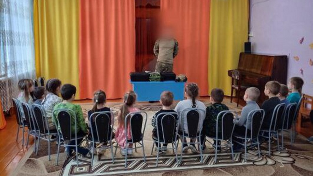 В преддверии Дня Героев Отечества суземские дети встретились с военнослужащим