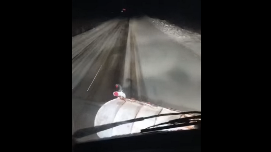 Автодороги Брянской области круглосуточно очищают от снега и обрабатывают