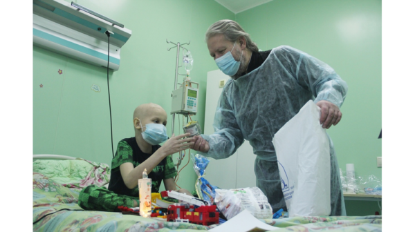 В Брянске тяжело больных детей поздравили с Рождеством Христовым