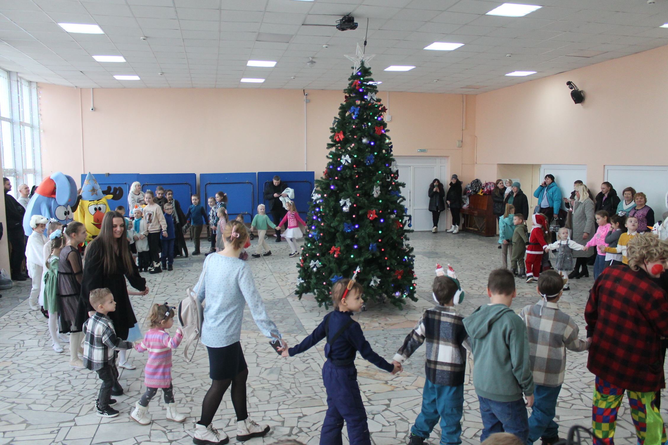 В Карачеве прошел детский спектакль «Время новогодних чудес»,