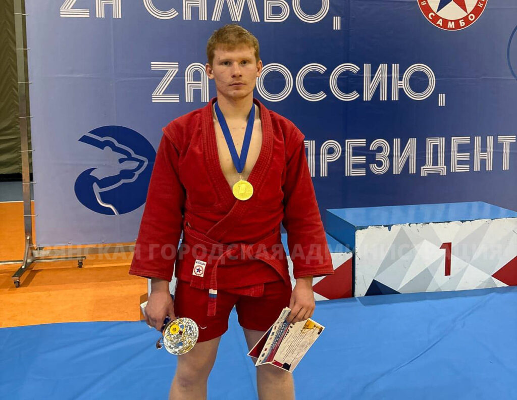 Брянские самбисты в Великих Луках завоевали золото