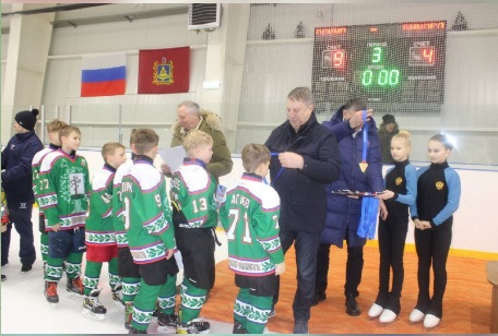 Александр Богомаз в День защитника Отечества наградил юных хоккеистов