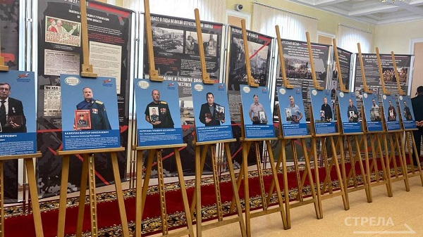 В Брянской Думе торжественно открылась выставка «Отец Героя»