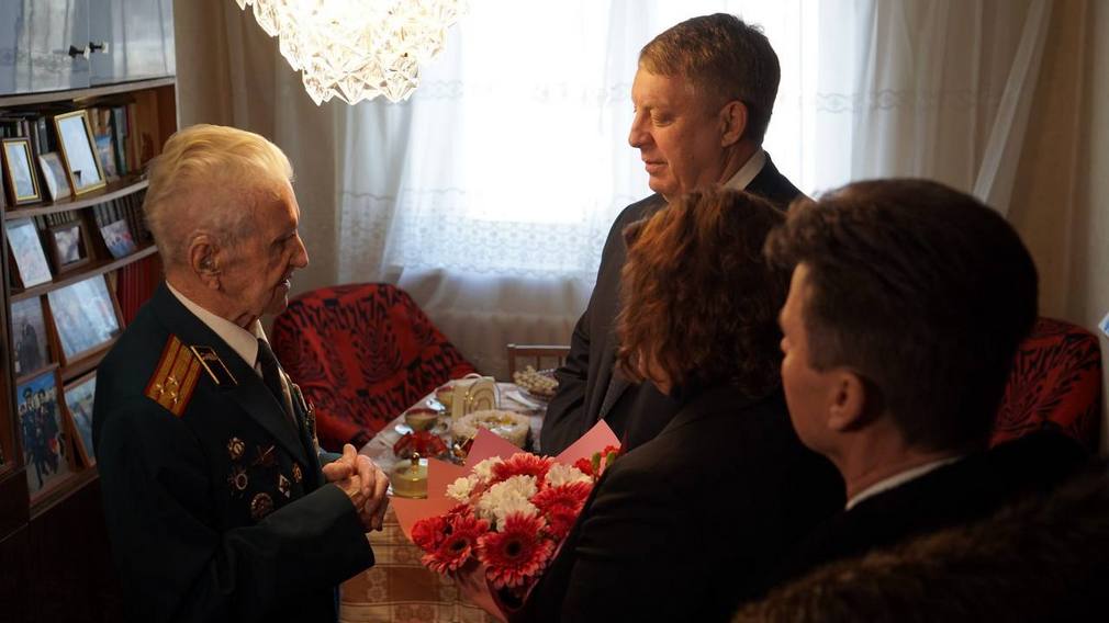 Губернатор Александр Богомаз  вручил медаль «80 лет Победы в Великой Отечественной войне 1941-1945 годов» Борису Шапошникову