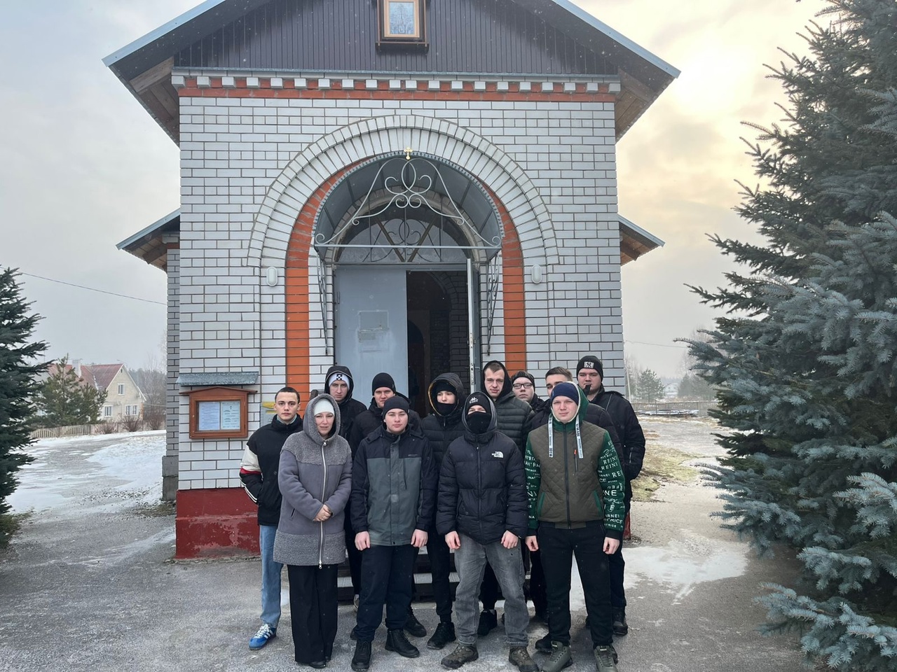 Карачевские студенты убрали территорию вокруг храма