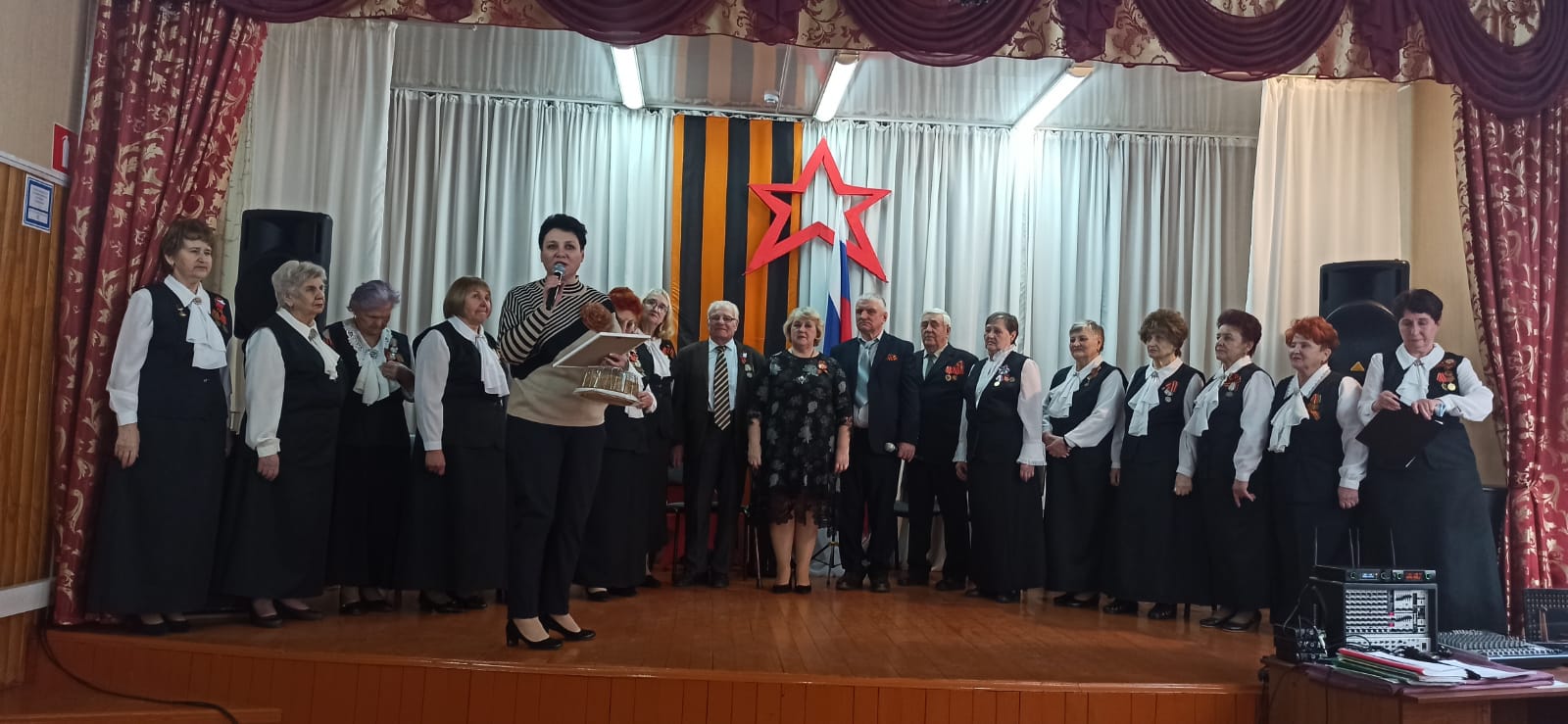 Карачевский народный хор ветеранов войны и труда «Надежда» выступил в Вельяминовском ПДК