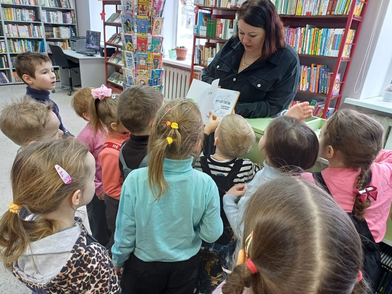 Малыши из детского сада совершили экскурсию в детский отдел Карачевской районной библиотеки.