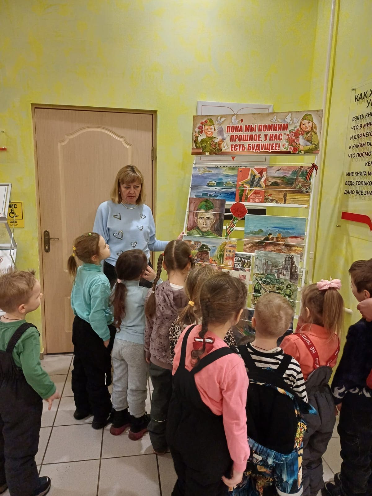 Обзор у выставки «Хочешь мира – помни о войне» провели в Карачевской районной библиотеке