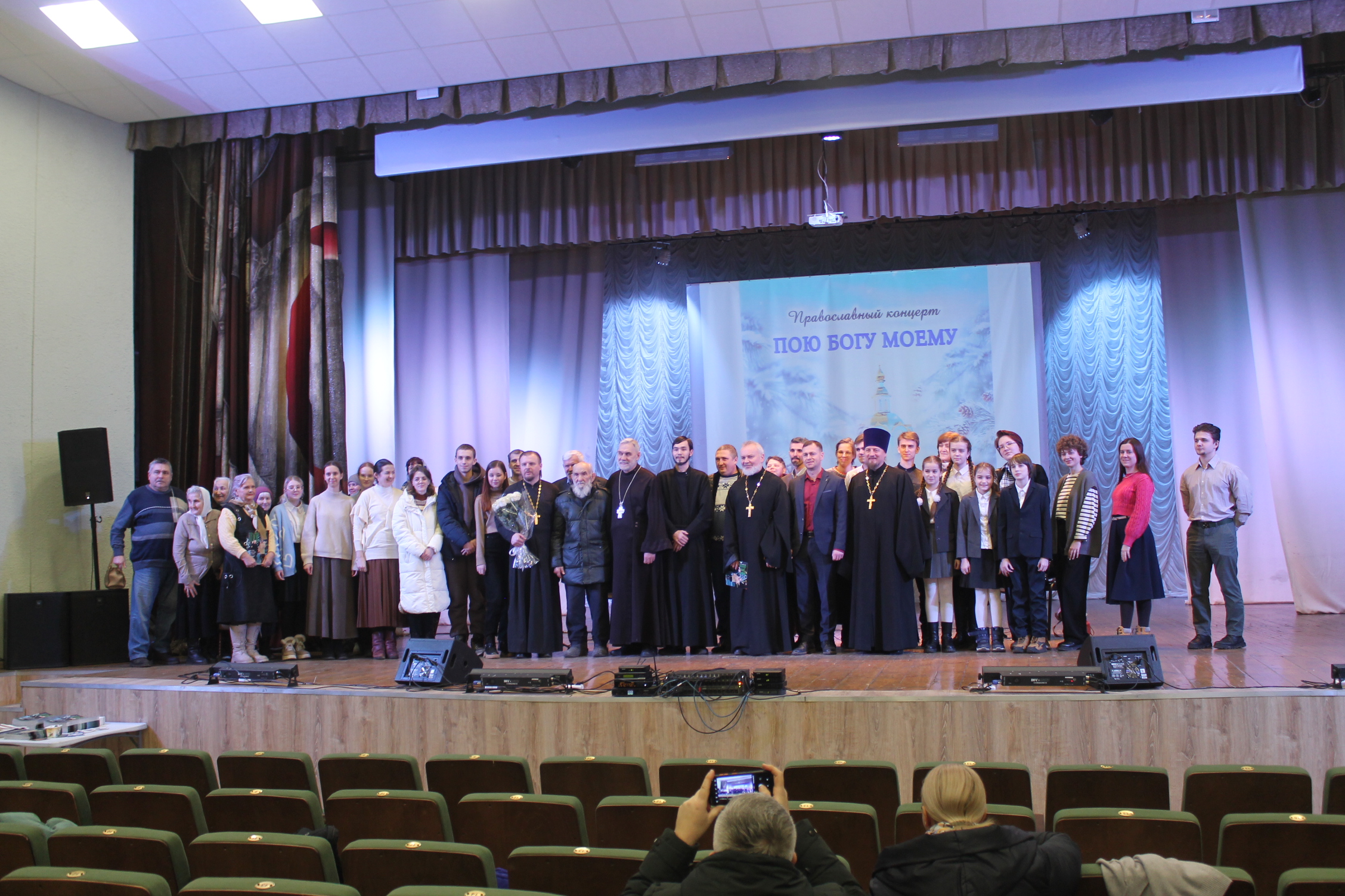 В Карачевском  районном Доме культуры прошел православный концерт «Пою Богу моему»