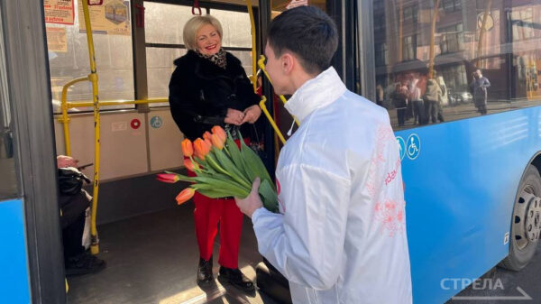 В Брянске в честь 8 Марта волонтеры вручали женщинам тюльпаны