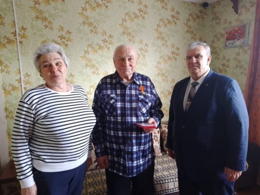 В брянском Брасово труженикам тыла вручили юбилейные медали в честь 80-летия Победы