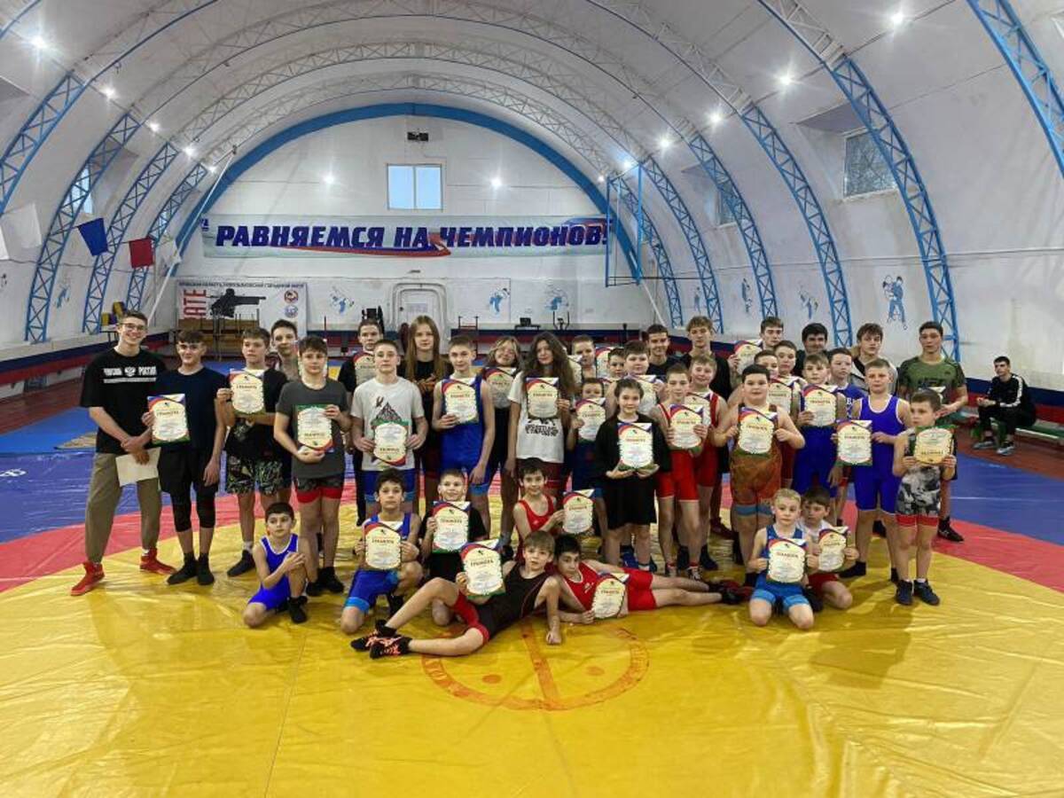 Спортсмены из брянского Стародуба завоевали 15 медалей на первенстве по спортивной борьбе